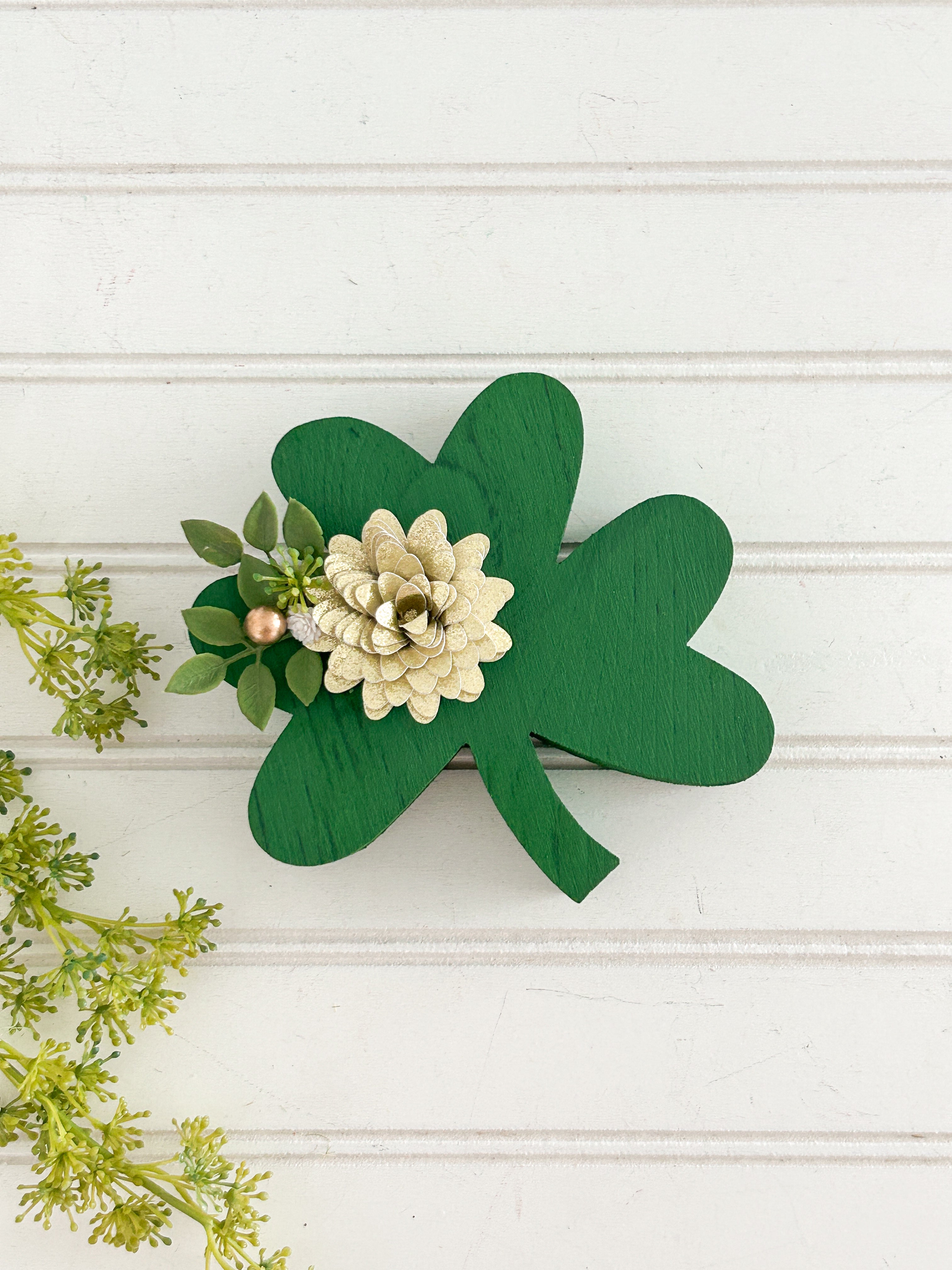 Green Shamrock Shelf Sitter