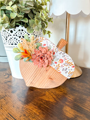 Acorn Shelf Sitter
