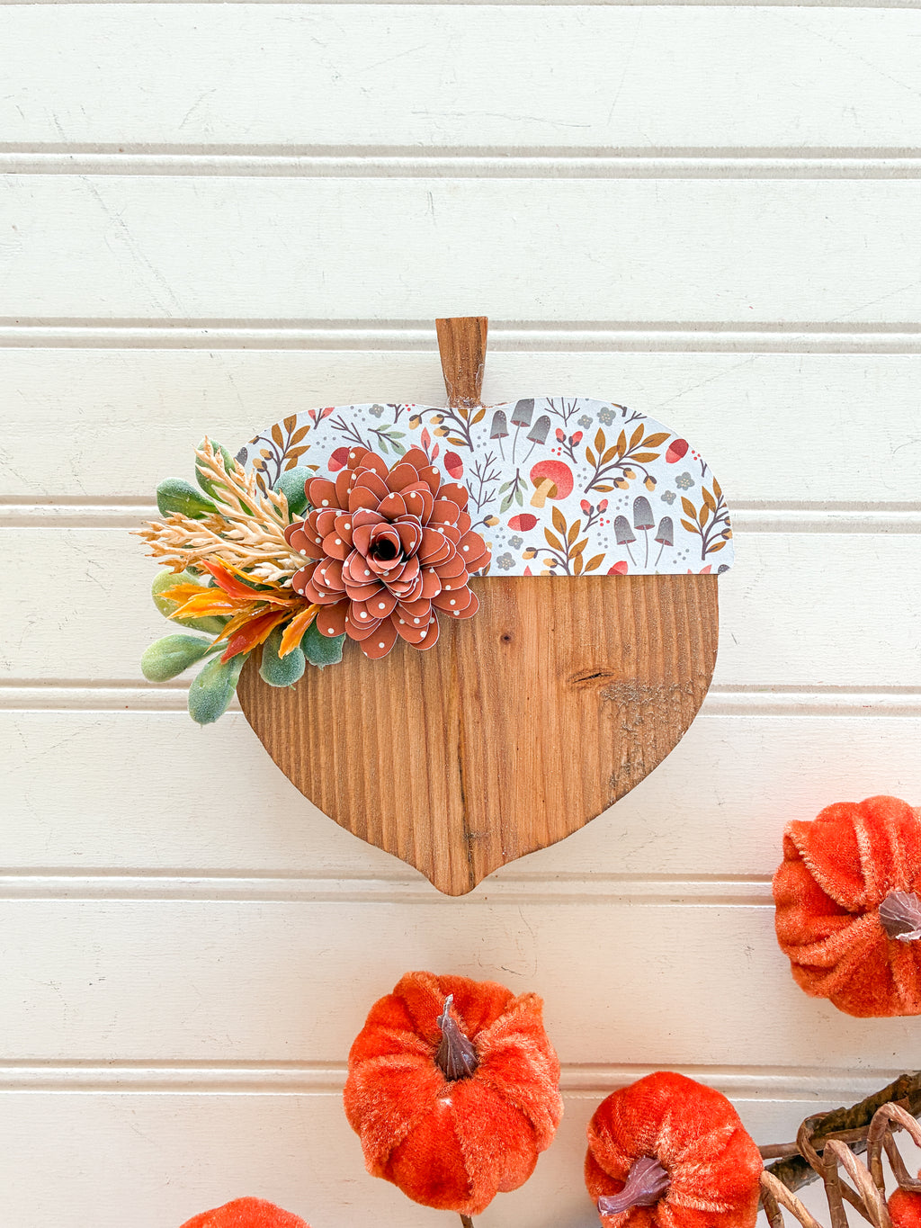Acorn Shelf Sitter