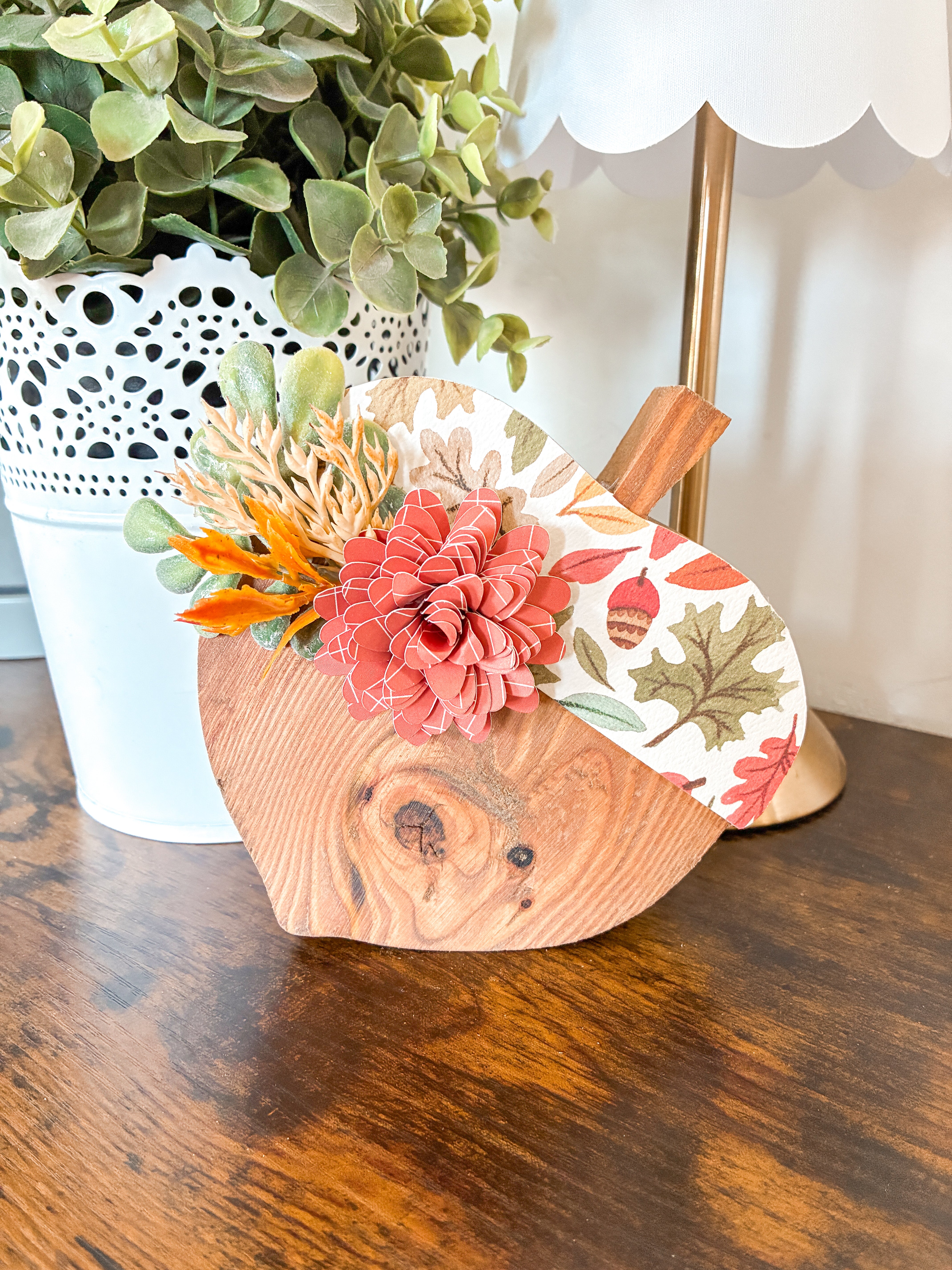 Acorn Shelf Sitter with Fall Leaves