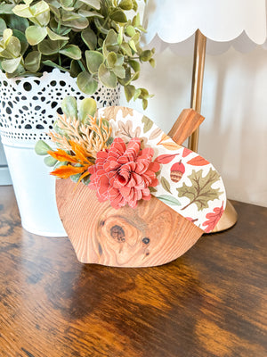 Acorn Shelf Sitter with Fall Leaves